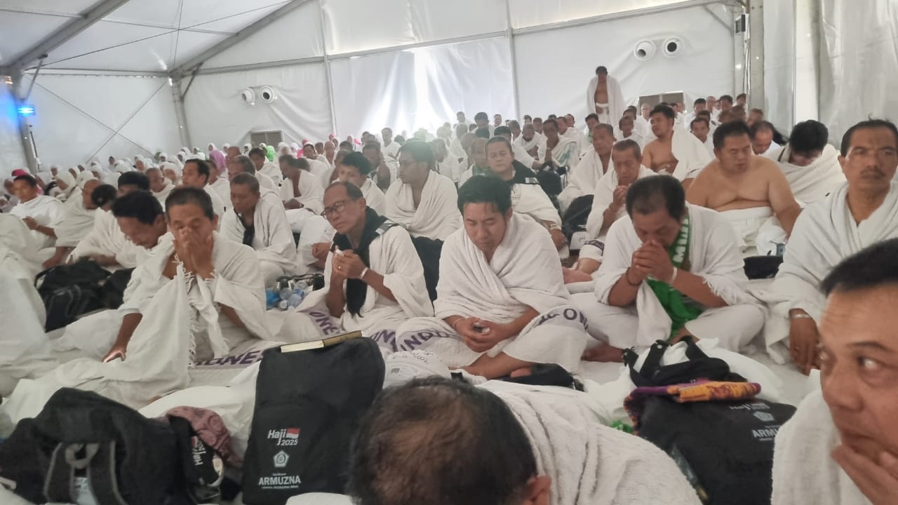 KHIDMAT: Jemaah haji kloter 9 SUB asal Kabupaten Blitar menjalani prosesi puncak haji wukuf di Padang Arafah