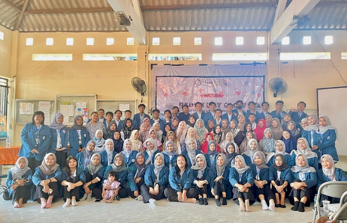 EDUKATIF: Kegiatan edukatif mahasiswa Kelas 4C D4 TRP UNAIR bersama masyarakat di Balai RW 8 Tenggumung Wetan, Kecamatan Semampir, Kota Surabaya beberapa waktu lalu.