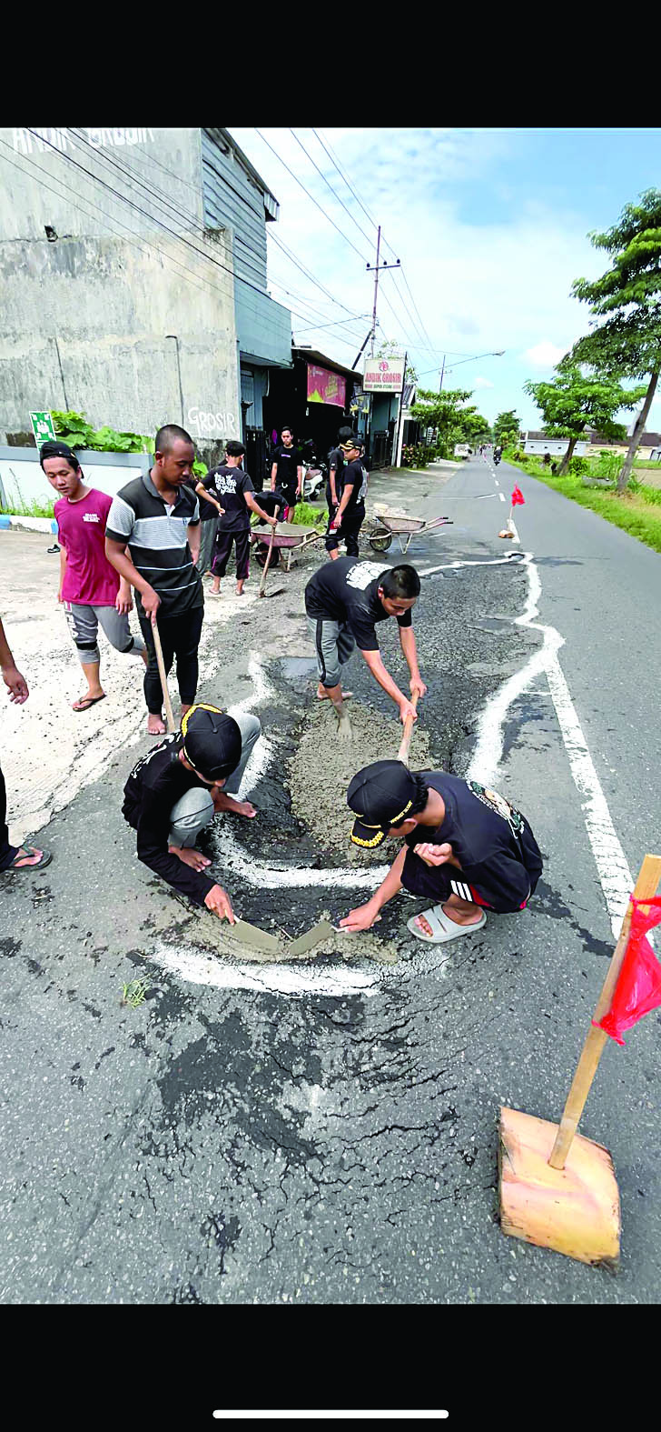 PEKA: Banda 1942 ketika menambal jalan secara swadaya di Kecamatan Talun pada 1 Juni 2025 lalu.