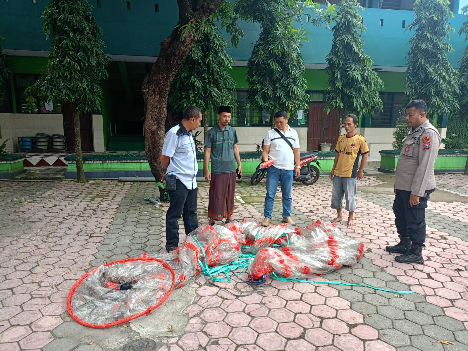 DIAMANKAN: Polisi datangi TKP balon udara terjatuh disertai petasan di MAN Kota Blitar, Senin (9/6/2025).