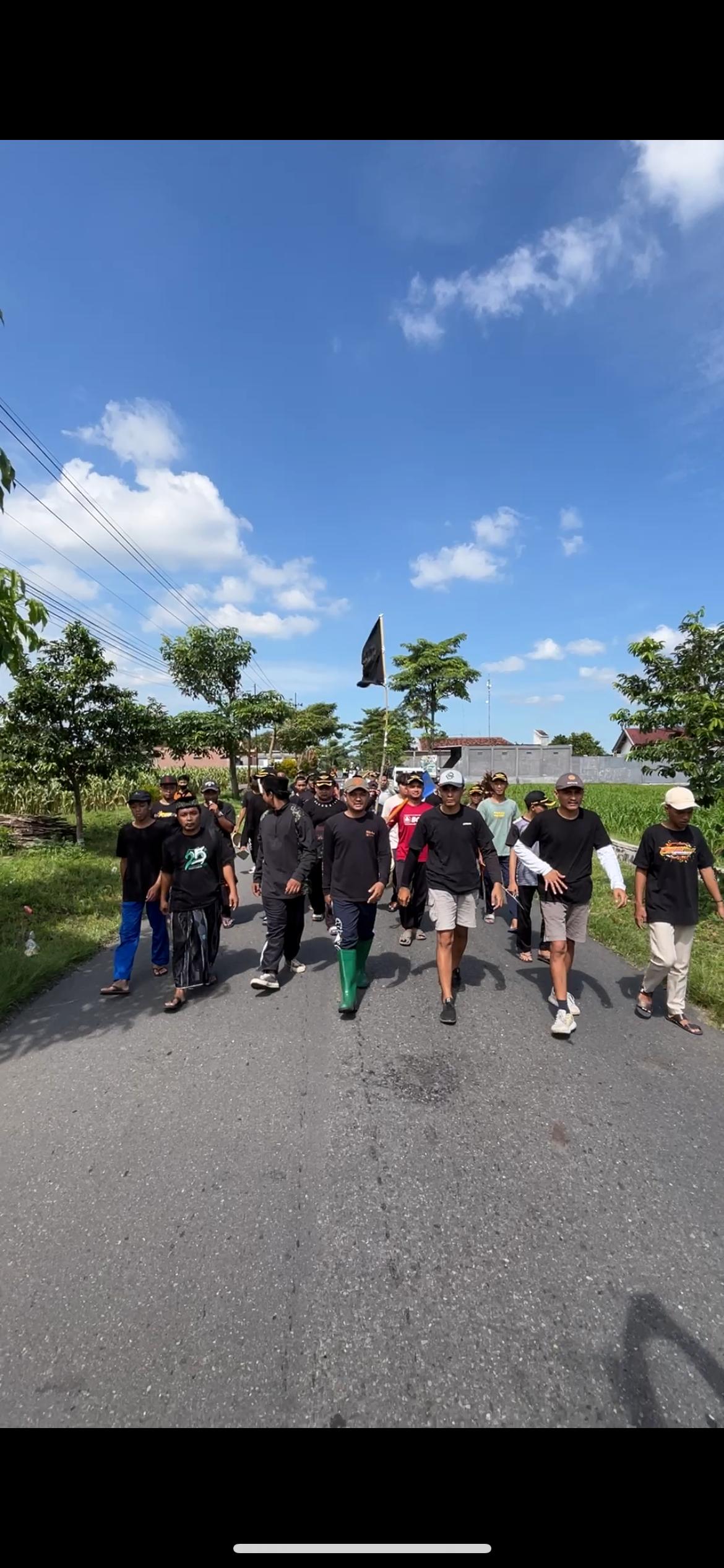 AKSI NYATA: Banda 1942 bersama warga bersiap memperbaiki jalan rusak di wilayah Talun, beberapa waktu lalu.