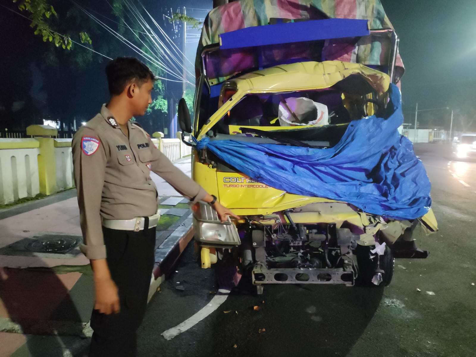 NAHAS: Polisi menunjukkan bangkai truk yang rusak akibat menabrak truk lainnya dari belakang, Selasa (10/6/2025).