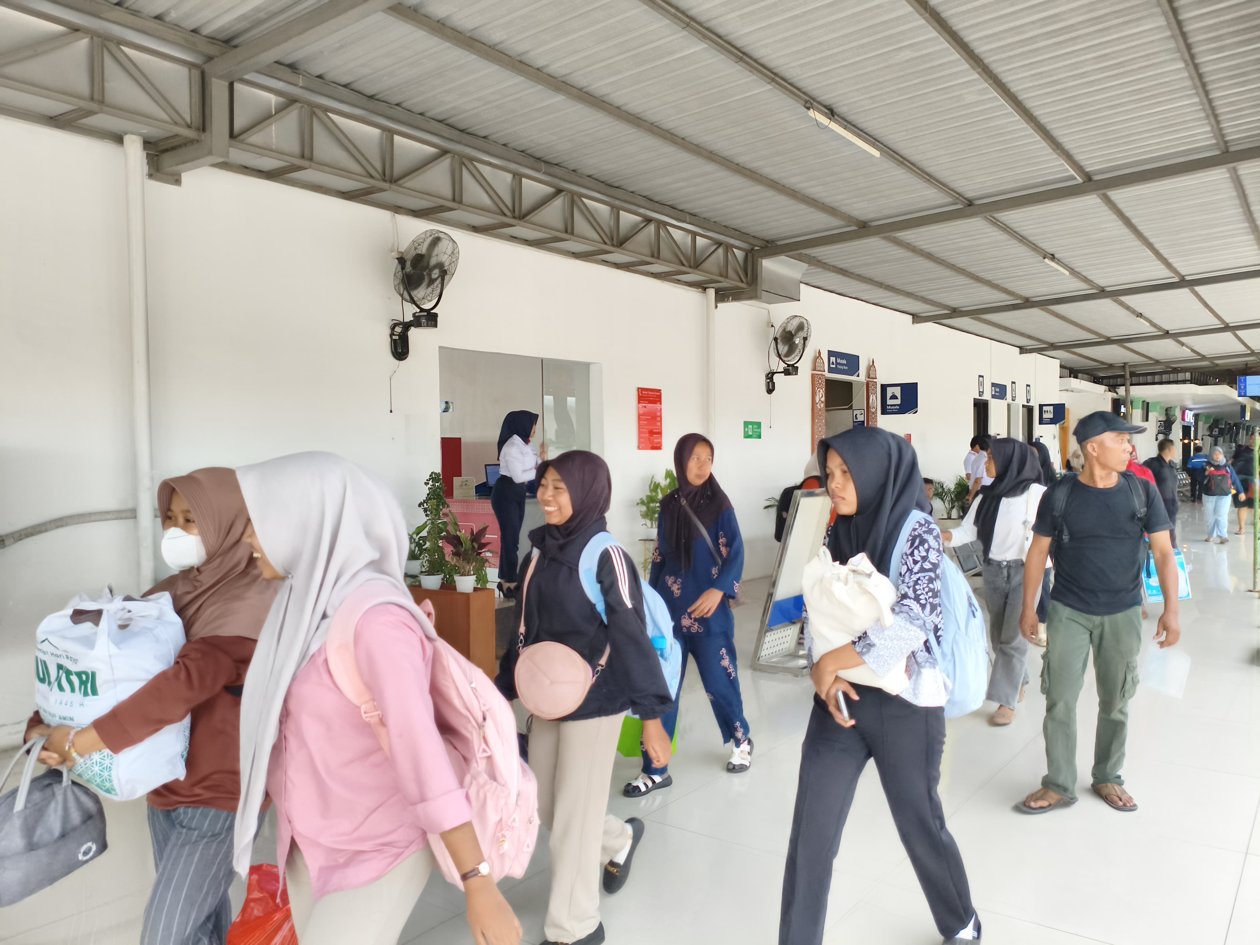 RAMAI: Stasiun Blitar ramai penumpang KA selama Libur panjang Hari Raya Idul Adha 1446 H.