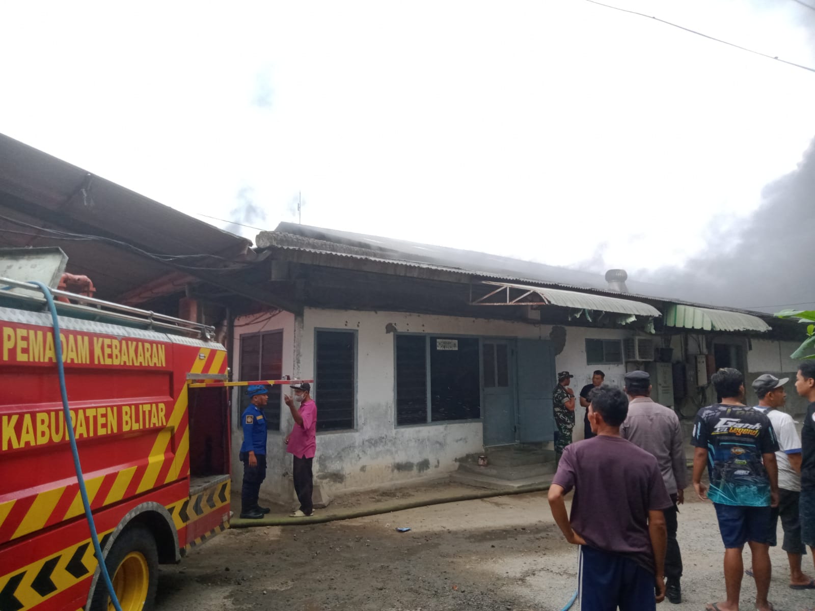 LUDES: Asap hitam membumbung tinggi dari gudang yang terbakar, Senin (9/6/2025).