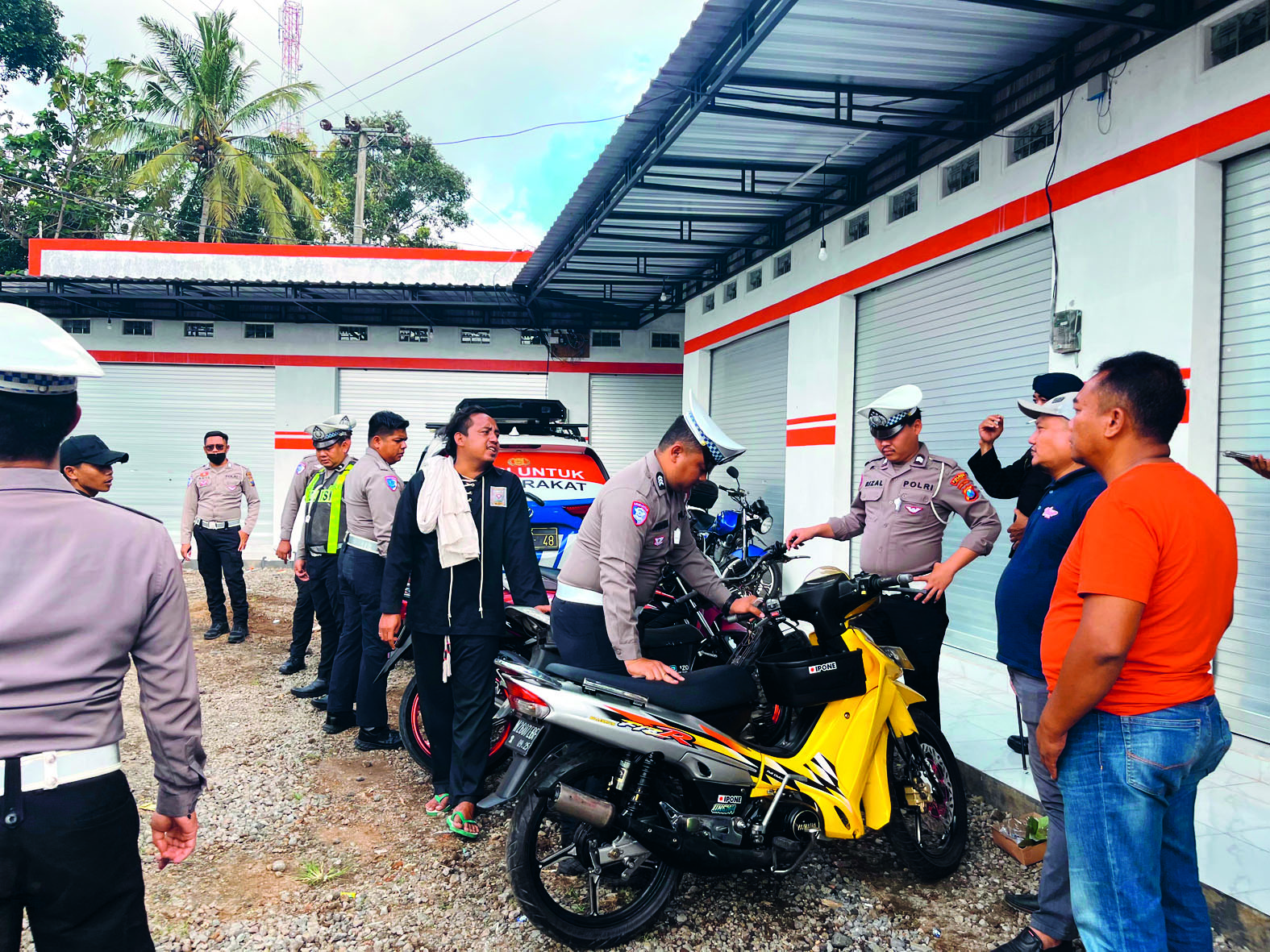 HARUS TERTIB: Polisi mengamankan anggota pencak silat yang melanggar aturan lalu lintas usai konvoi di Kecamatan Wonotirto, Kabupaten Blitar.