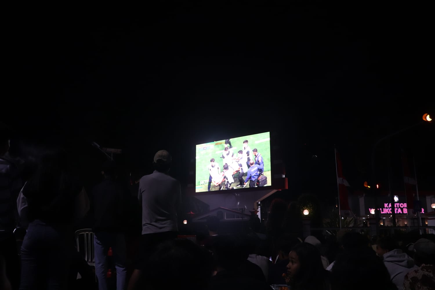 LESU: Antusias suporter Timnas menyaksikan pertandingan melalui videtron di depan kantor wali kota Blitar, Selasa (10/6/2025).