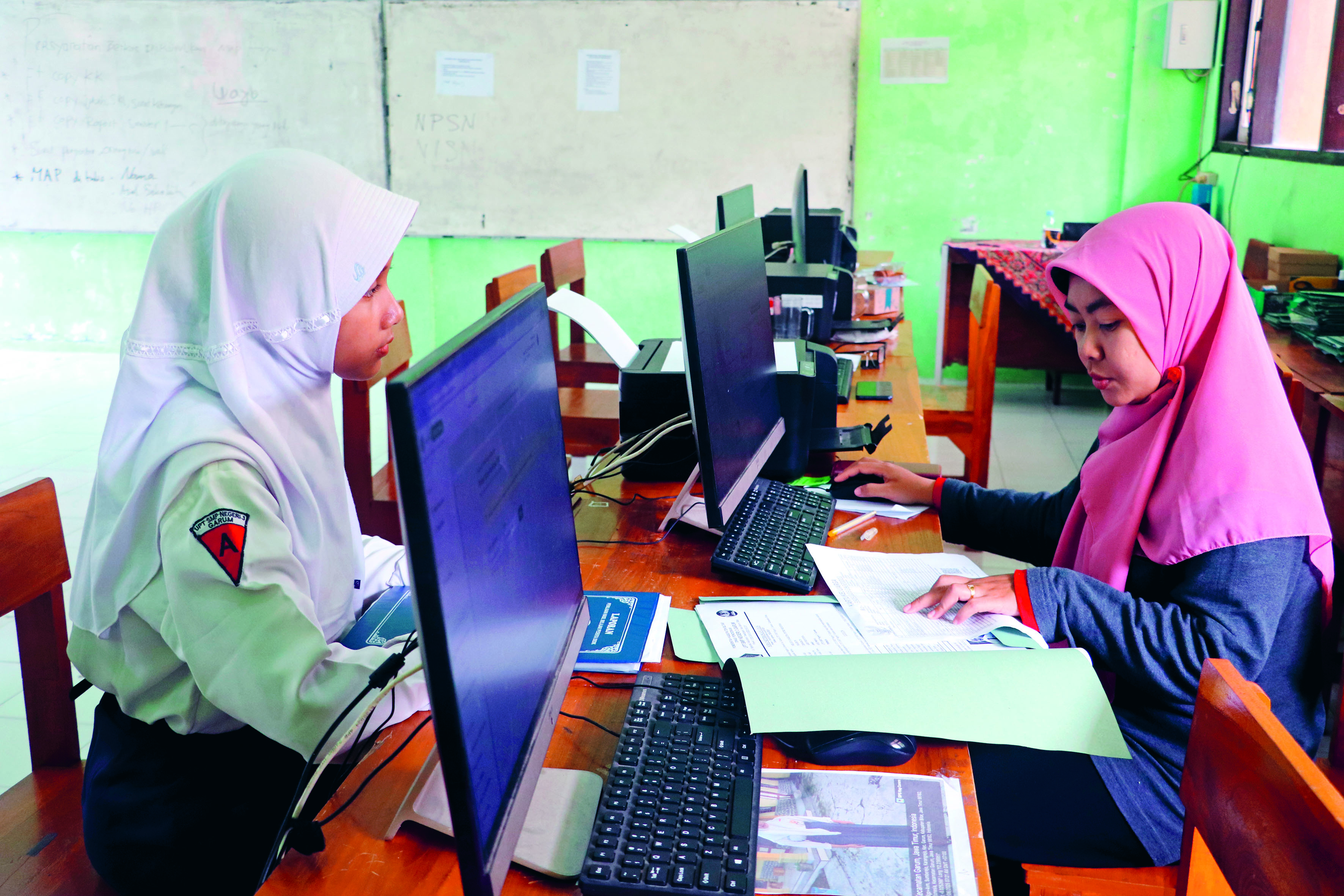 KETAT: Calon siswa baru mendaftar dan mengambil PIN SPMB SMA/SMK di SMAN 1 Garum, Kabupaten Blitar, Selasa (10/6/2025).