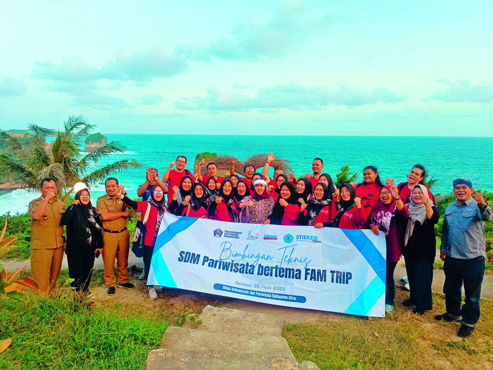POTENSI ANDALAN: Peserta Fam Trip saat mengunjungi kawasan wisata Pantai Pudak, Desa Ngadipuro, Kecamatan Wonotirto, Kabupaten Blitar pada Selasa (10/6/2025).
