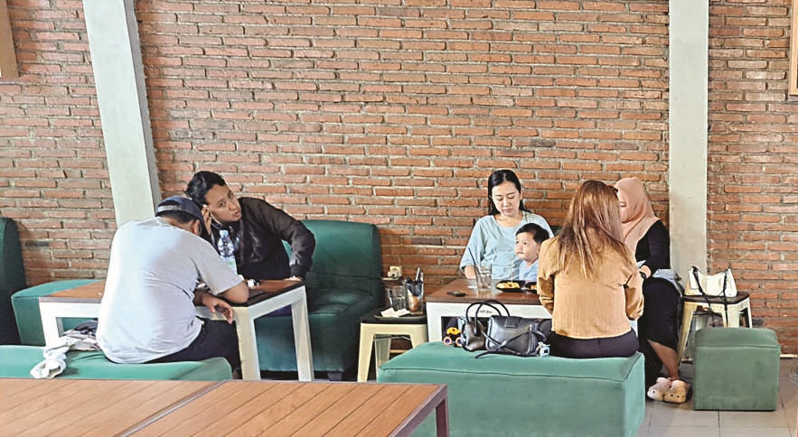 POTENSI: Pengunjung menikmati sajian kopi dan snek di salah satu kedai kopi di Kota Blitar.