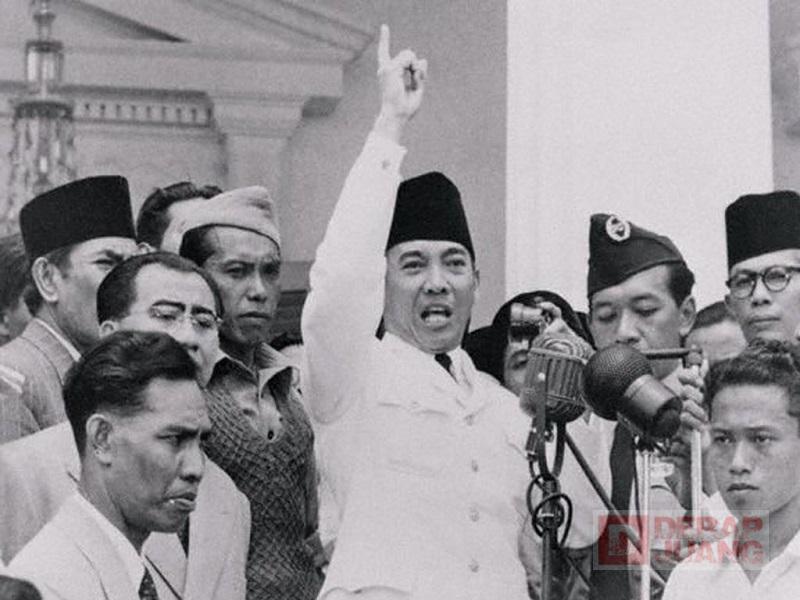 Bung Karno ketika berpidato dihadapan pendukung dan masyarakat.