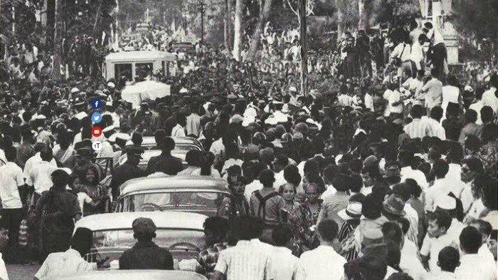 KARISMATIK: Masyarakat berbondong-bondong mengantarkan jenazah Bung Karno ke peristirahatan terakhirnya pada 1970.