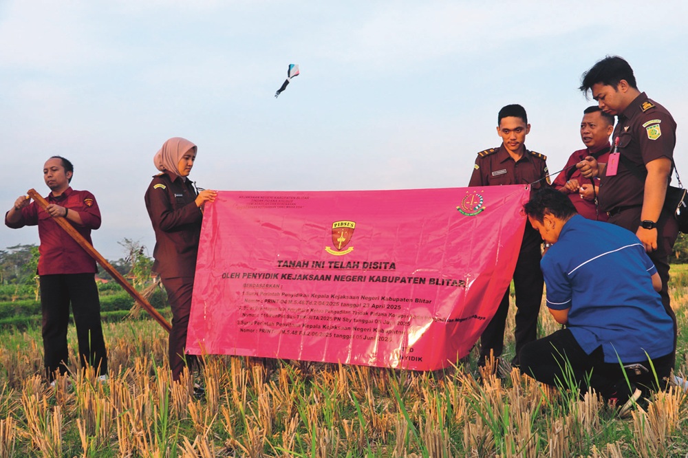TINDAK TEGAS: Penyidik Pidsus Kejari Kabupaten Blitar menyita lima bidang tanah dan bangunan yang diduga milik salah satu tersangka kasus Dam Kali Bentak.