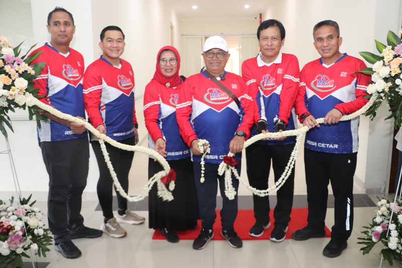SIAP LAYANI OPTIMAL: Bupati Blitar Rijanto (tiga dari kanan) meresmikan ruang klinik baru di RSUD Srengat Blitar, Jumat (13/6/2025).