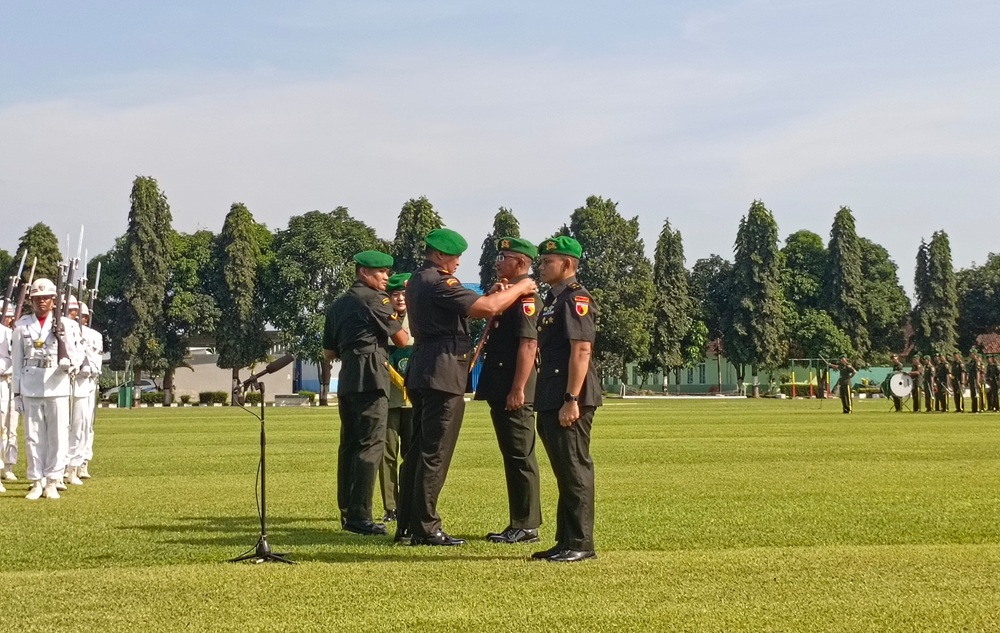 RESMI BERGANTI: Prosesi sertijab Komandan Yonif 511/DY berlangsung di Markas Badak Hitam pada Kamis (12/6).