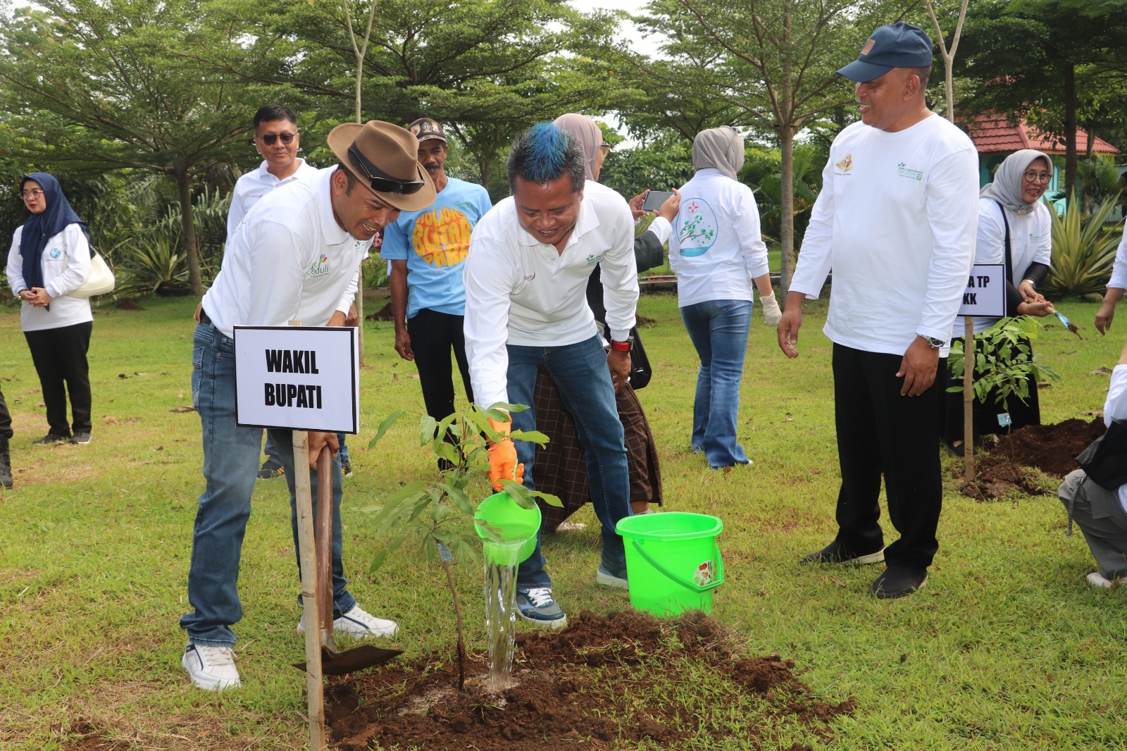 PEDULI: Wabup menanam pohon sebagai wujud pelestarian lingkungan di momen Hari Lingkungan Hidup Sedunia 2025 di Taman Wisata Vialor, Desa Tembalang, Wlingi, Blitar, Kamis&nbsp;(12/6/2025).