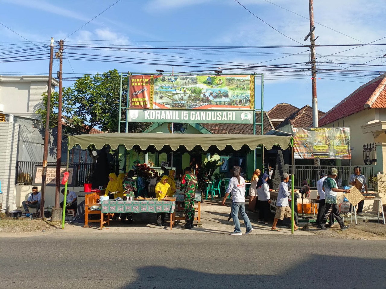JUMAT BERKAH: Suasana layanan makan gratis di halaman Koramil 0808/15 Gandusari pada Jumat (13/6).