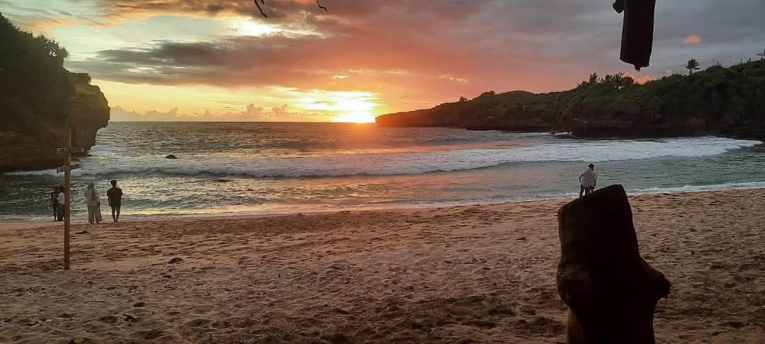 MEMIKAT: Pemandangan yang ditawarkan di kawasan Pantai Pudak, Desa Ngadipuro, Kecamatan Wonotirto.