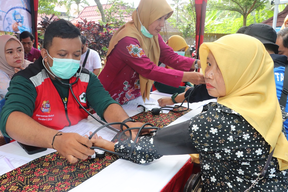 WASPADA: Masyarakat Kabupaten Blitar memanfaatkan cek kesehatan gratis untuk mengetahui kondisi tubuhnya.