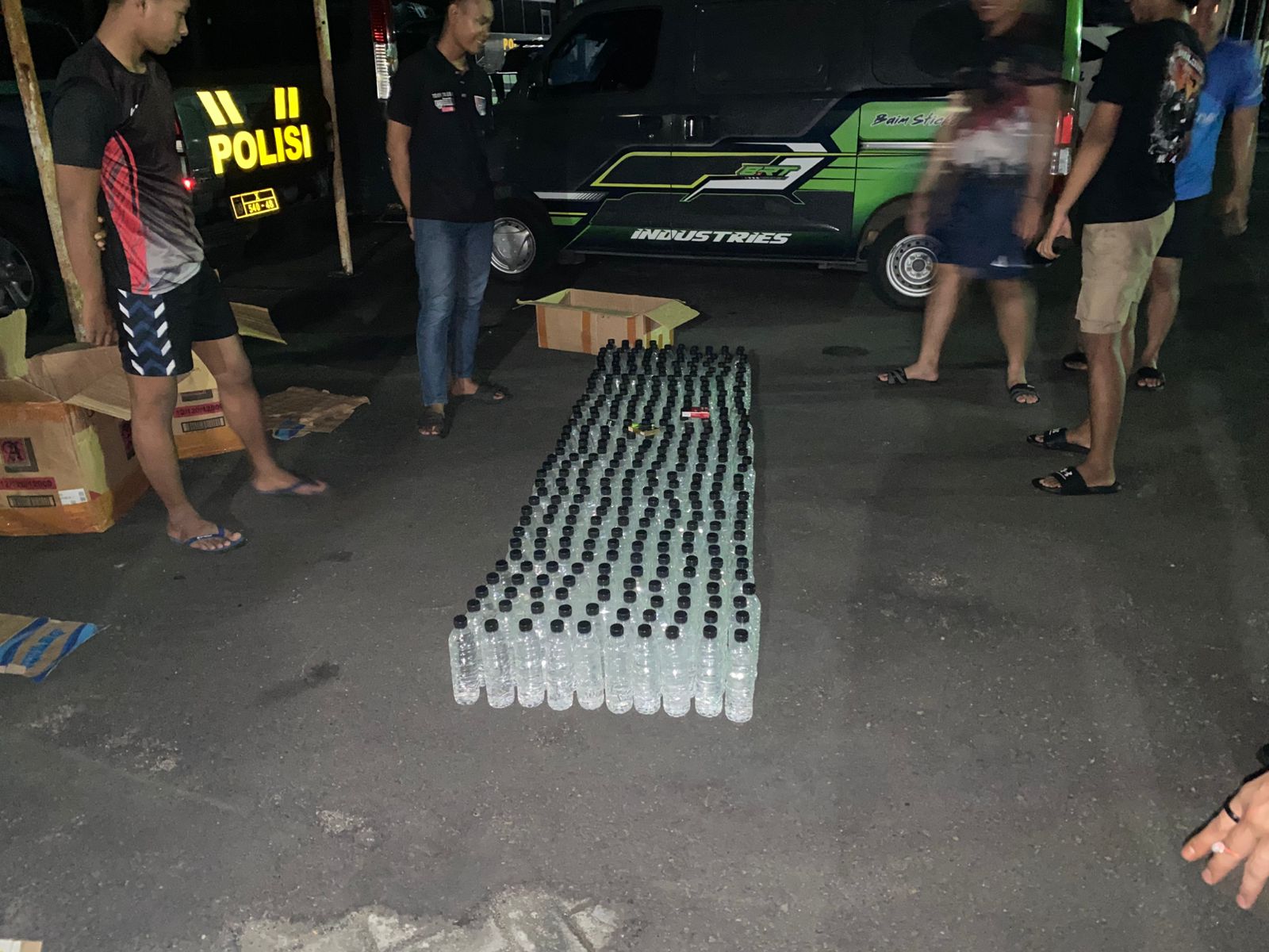 SIGAP: Polisi mengamankan ratusan botol miras arak yang melintas di Jalan Raya Kecamatan Talun, Kabupaten Blitar.