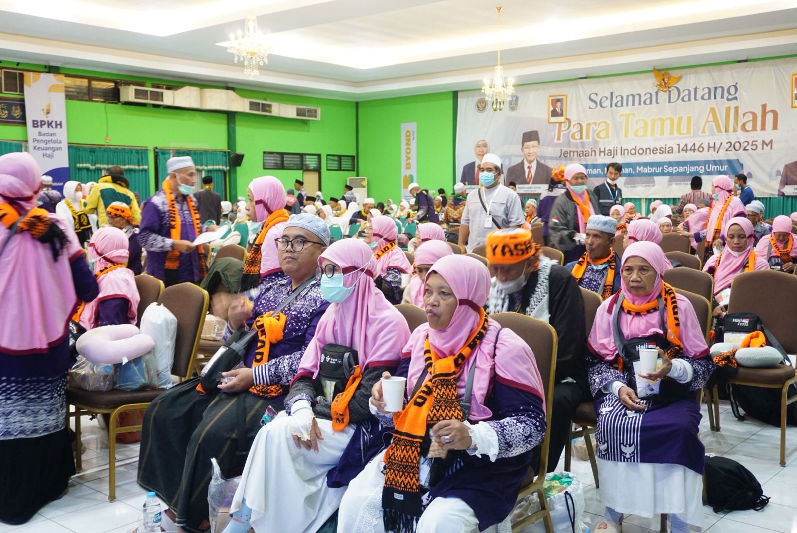 TIBA KEMBALI: Jemaah haji kloter 9 SUB saat tiba di Asrama Haji Surabaya pada Minggu (15/6) dini hari.