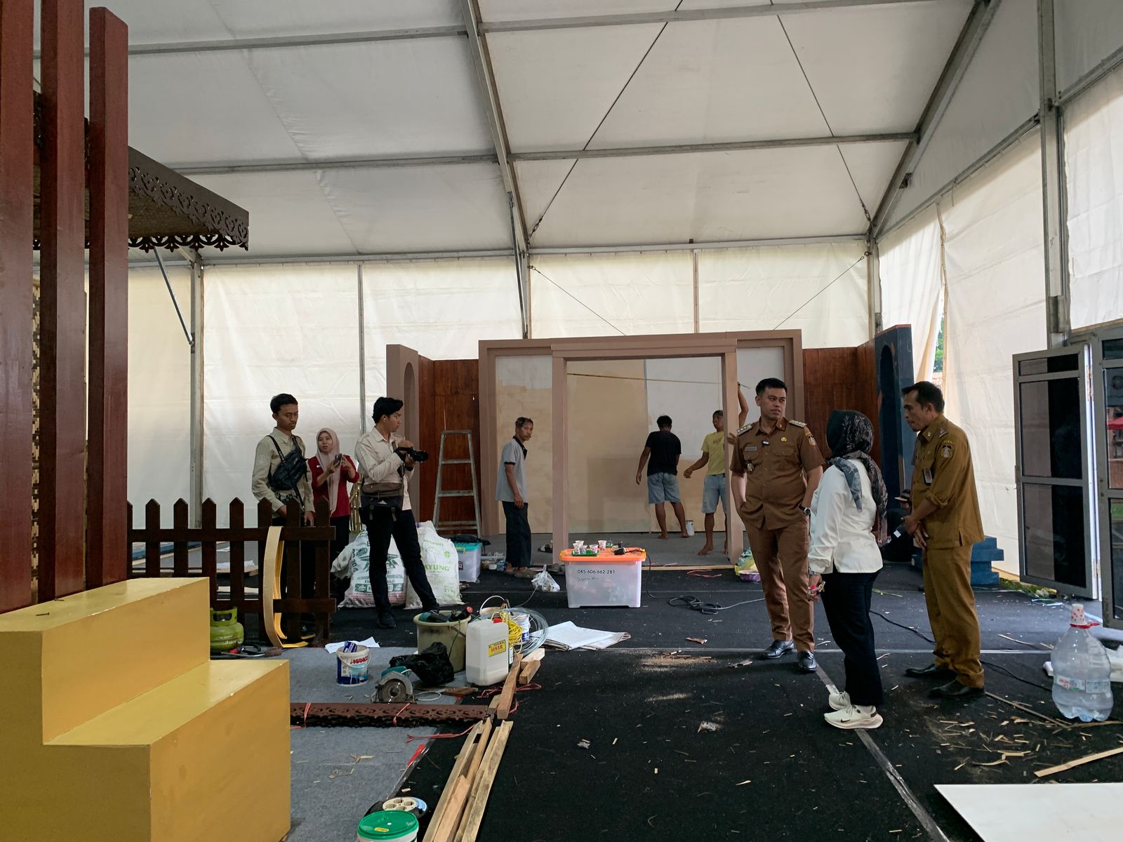 SAMBUT WAPRES: Wali Kota Blitar, Mas Ibin mengecek kesiapan stan Blitar Djadoel di alun-alun Kota Blitar, Senin (16/6/2025).