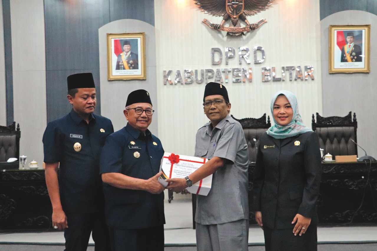SELAMAT: Ketua DPRD Kabupaten Blitar memberikan selamat kepada Bupati Blitar Rijanto atas diraihnya kembali Opini WTP 2024 saat rapat paripurna, Senin (16/6/2025).