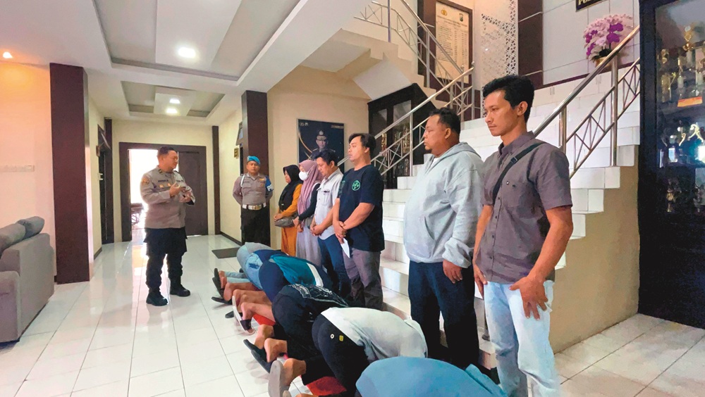 MENYESAL: Oknum anggota perguruan silat meminta maaf kepada orang tuanya usai diamankan di Polres Blitar Sabtu&nbsp;(14/6)&nbsp;malam.