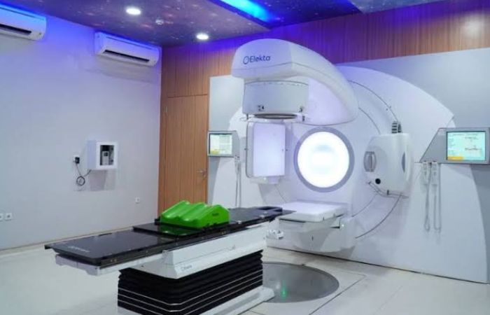 Ruang radioterapi yang dirancang sesuai standar proteksi radiasi.