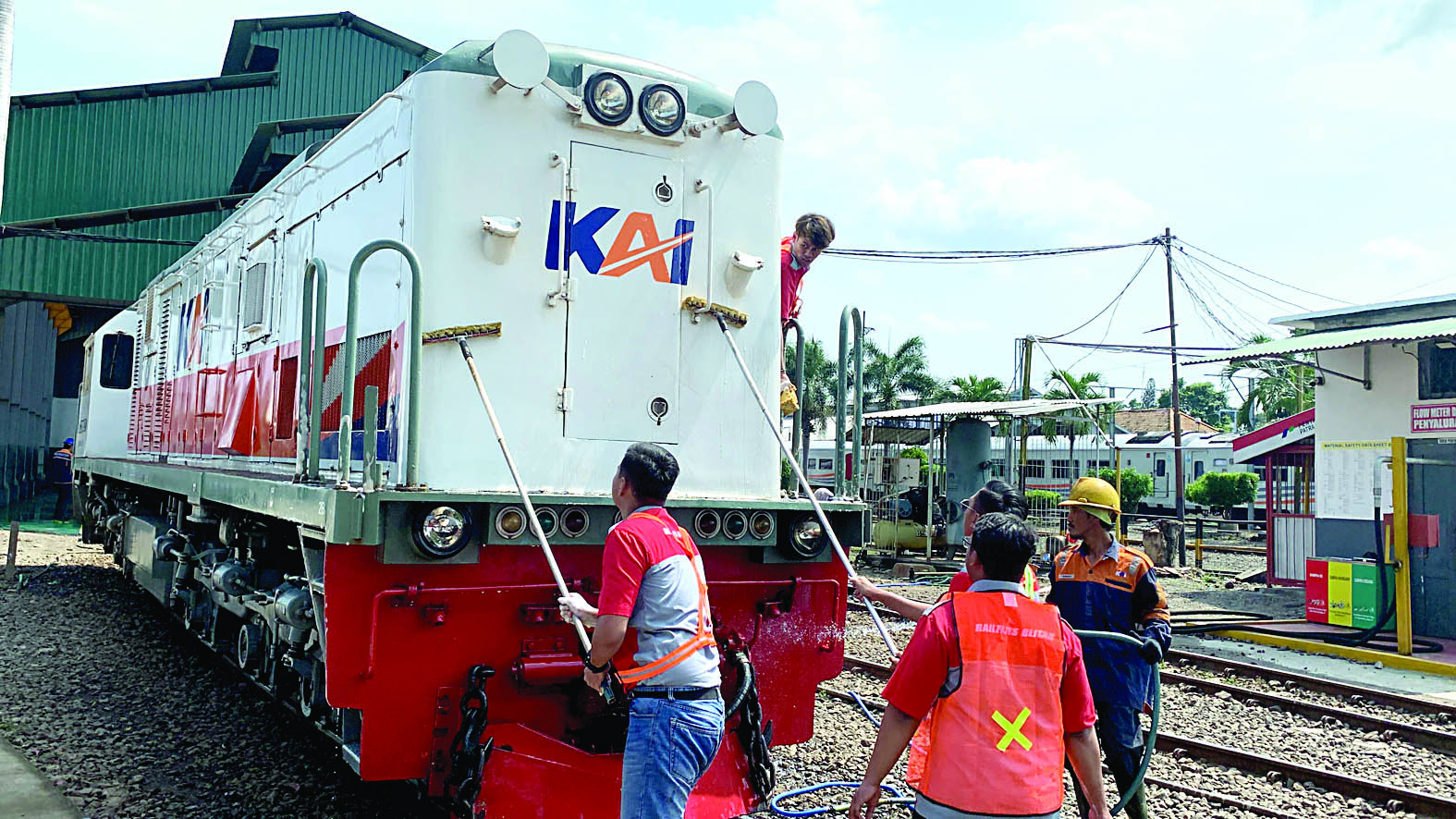 AKSI NYATA: Komunitas Railfans Blitar saat terlibat membantu membersihkan lokomotif dalam momen Hari Kebangkitan Nasional beberapa waktu lalu.
