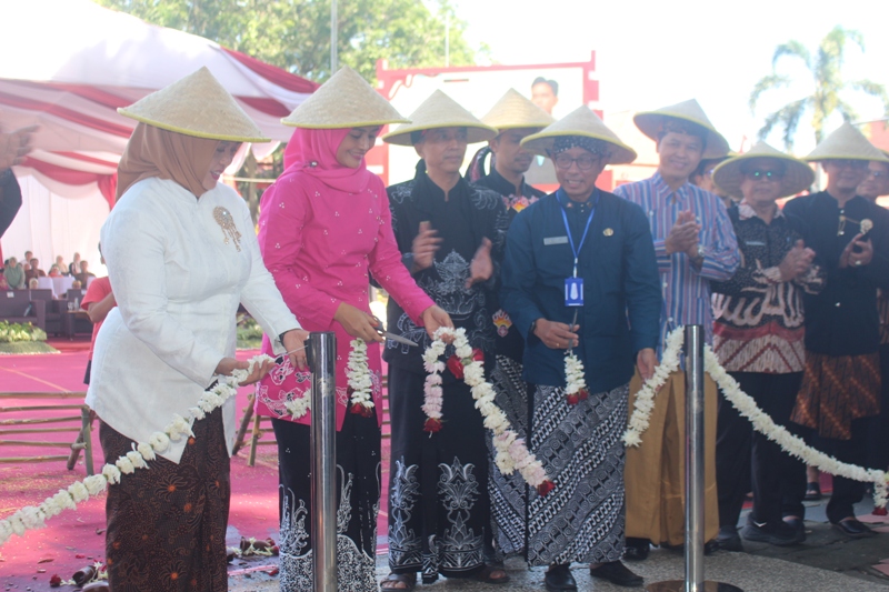 RESMI: Ketua Penggerak PKK, Kharisa Rizqi memotong rangkaian bunga sebagai tanda dibukanya Bazar Blitar Djadoel 2025, Rabu (18/6/2025).