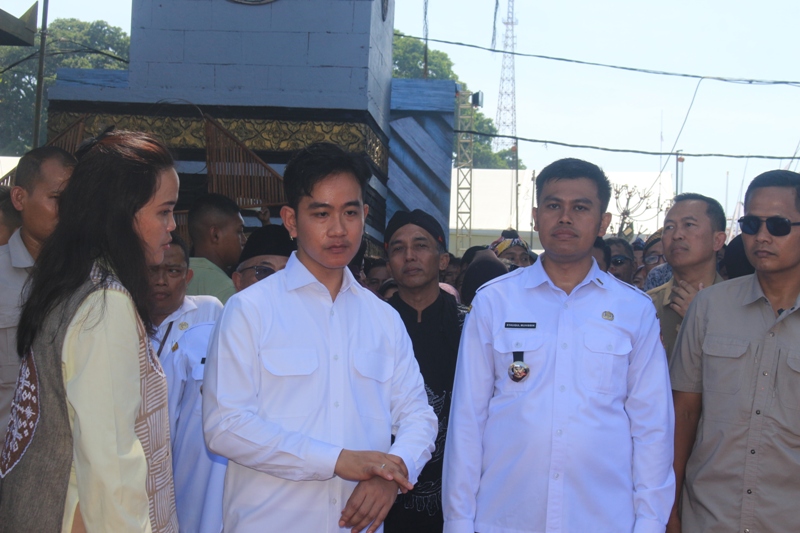 NOSTALGIA: Wali Kota Blitar, Syauqul Muhibbin mendampingi Wapres Gibran Rakabuming Raka meninjau bazar Blitar Djadoel di Alun-alun Kota Blitar, Rabu (18/6/2025).