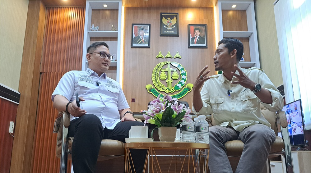 SINERGI: Plt Kepala Kejari Kabupaten Blitar, Andrianto Budi Santoso (kiri) bersama Redaktur Radar Blitar, Noormalady&nbsp;Usman.