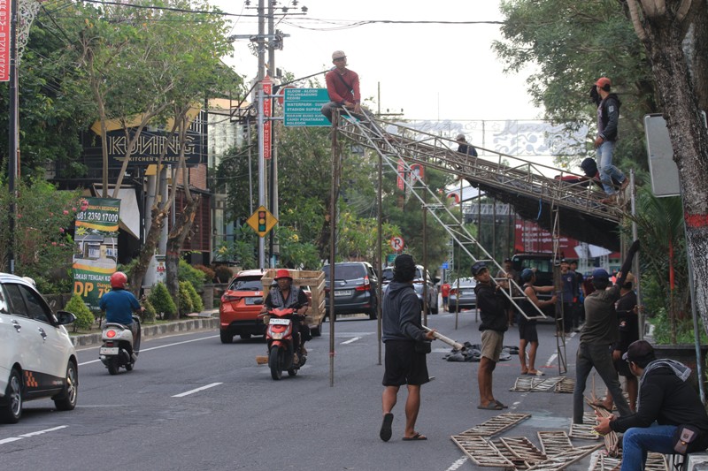 MAKSIMAL: Persiapan dilakukan dengan membangun tenda di sepanjang jalan Soedancon Supriadi untuk selamatan Akbar Haul Bung Karno besok Jumat (20/6/2025).