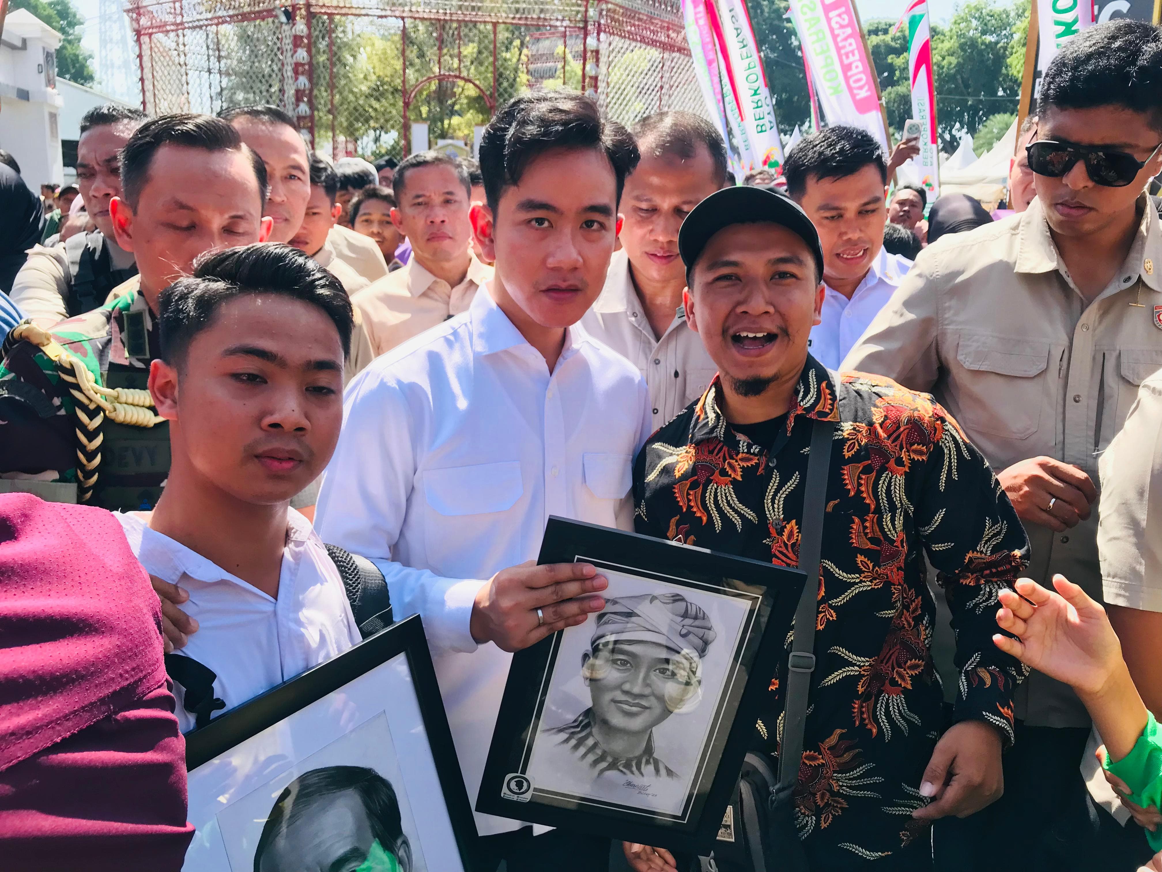 NEKAT: Charis Yulianto berfoto dengan Wapres Gibran Rakabuming usai menyerahkan lukisan karyanya pada Rabu (18/6/2025).