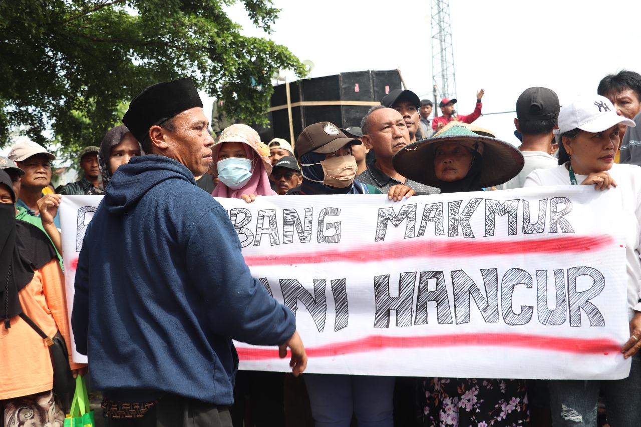 JAGA  ALAM:Para Petani berdemo di kantor DPRD Kabupaten Blitar, Kamis (19/6/2025).
