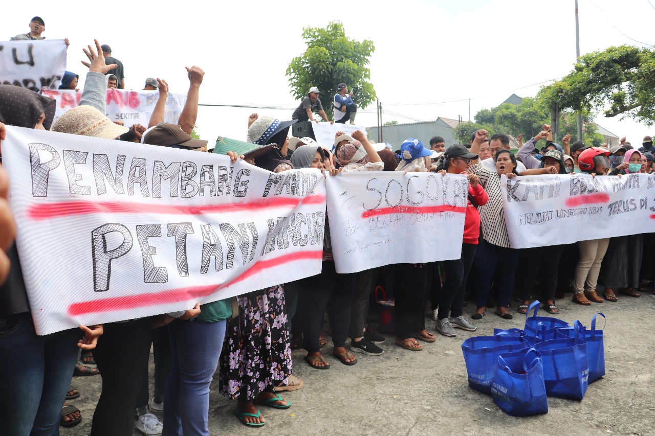 DEMI LINGKUNGAN: Para petani dari empat kecamatan di Kabupaten Blitar menyalurkan aspirasinya di kantor DPRD, Kamis (19/6/2025).