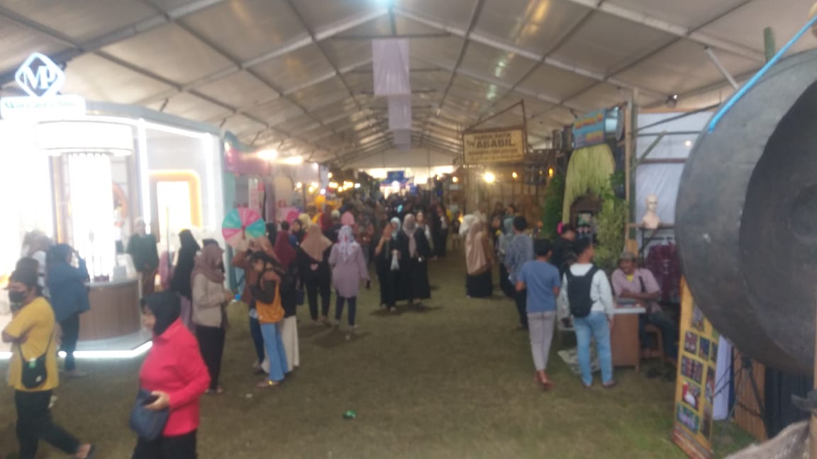 RAME: Suasana di Bazar Blitar Djadoel 2025 Kota Blitar, Kamis (20/6/2025).