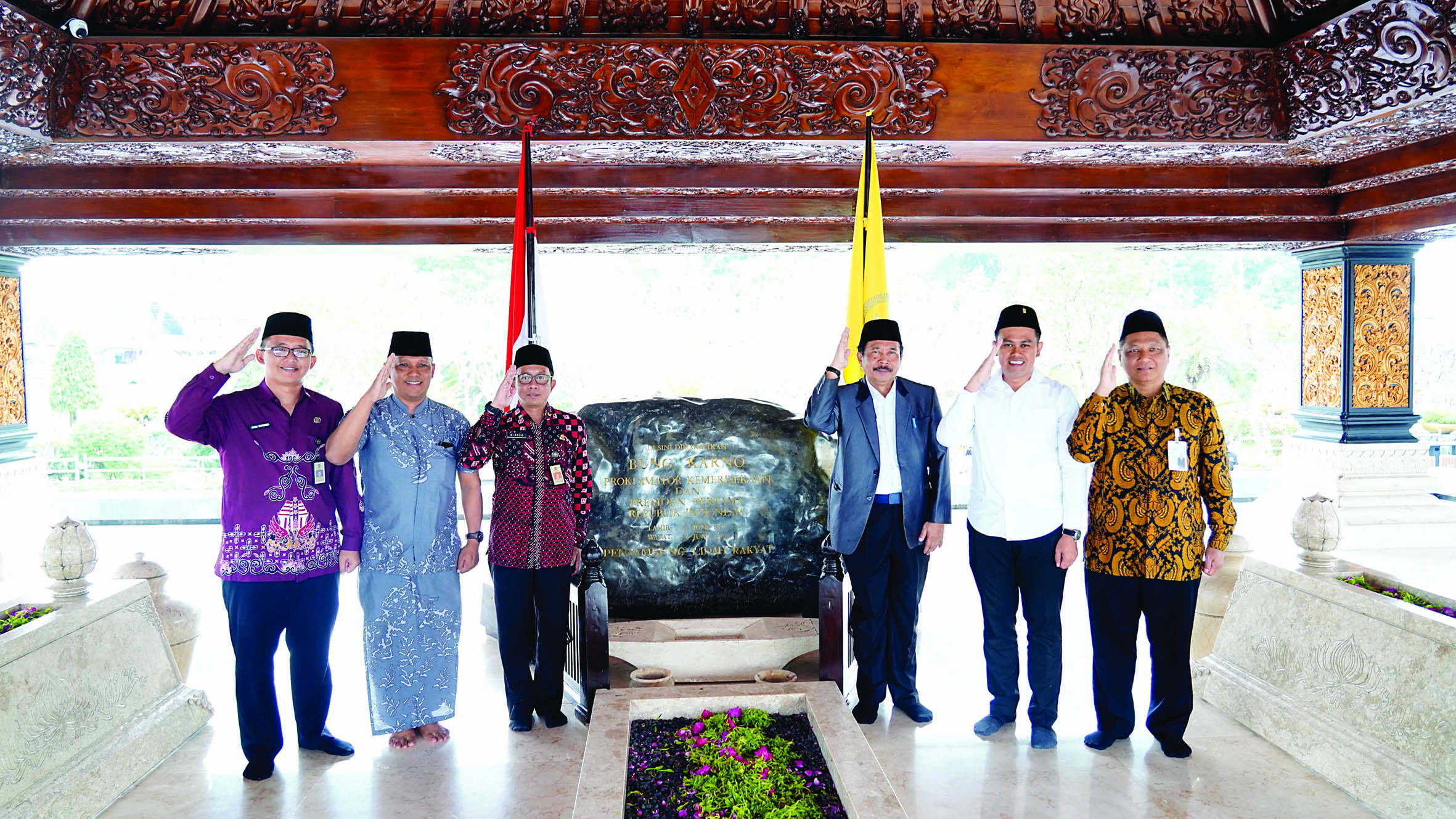 NASIONALIS: Wali Kota Blitar, Syauqul Muhibbin mendampingi Kepala BPIP Yudian Wahyudi (tiga dari kanan) ziarah di Makam Bung Karno, Jumat (20/6/2025).