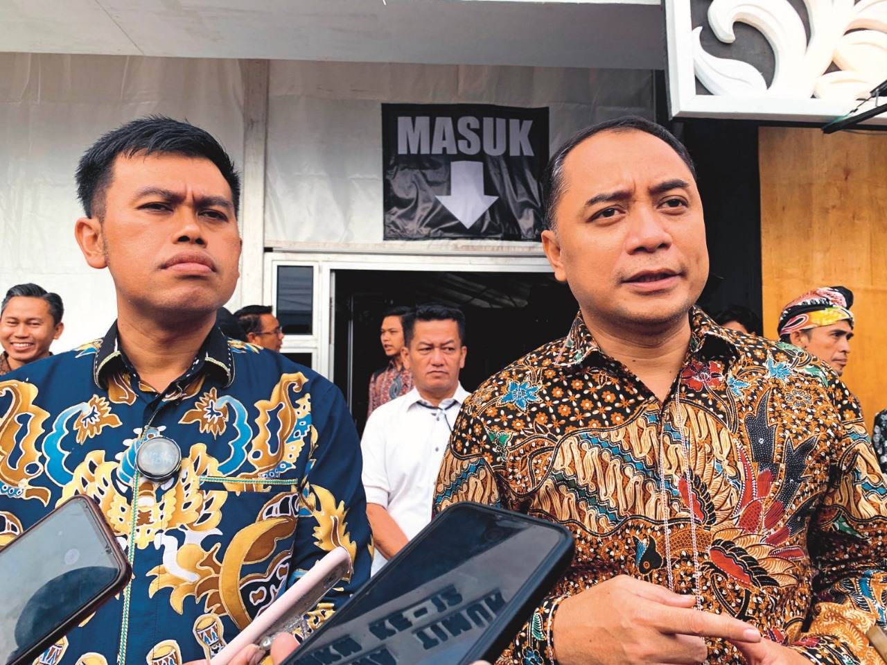 JALINAN KUAT: Wali kota Blitar dan Wali Kota Surabaya menyampaikan keterangsn pers.