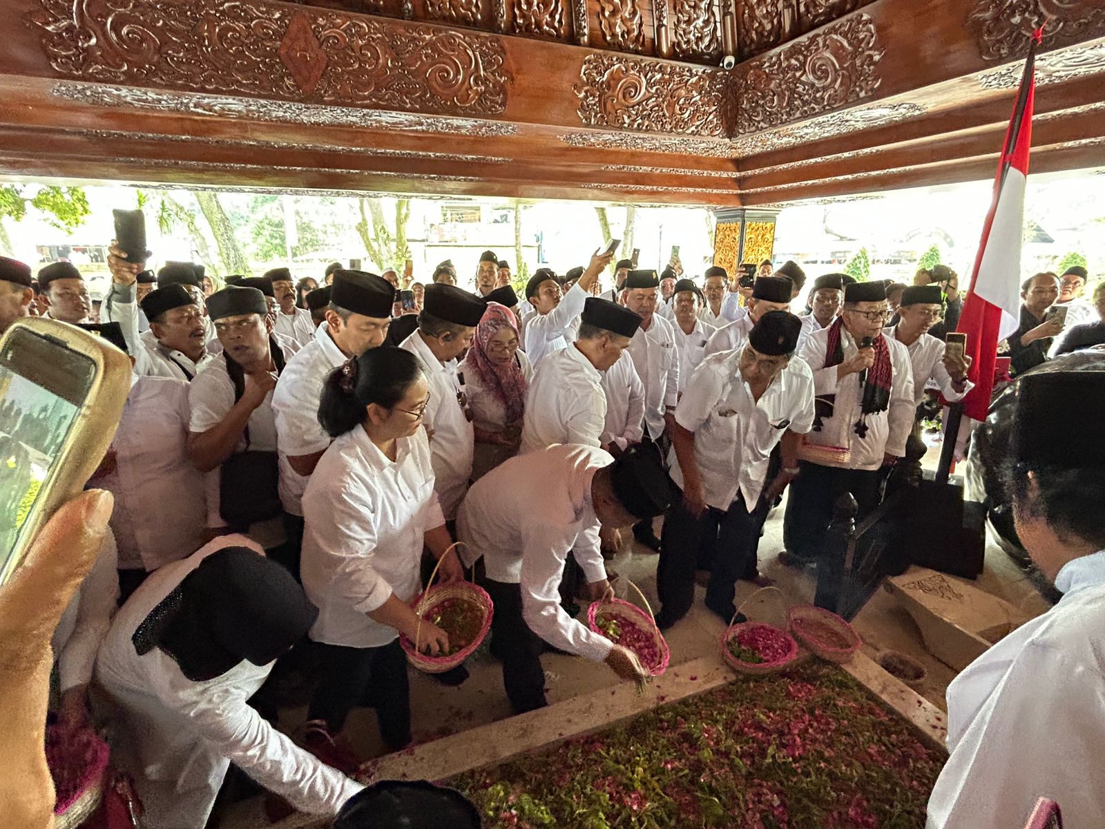 DOAKAN GURU BANGSA: Ribuan kader menaburkan bunga usai mendoakan Bung Karno di atas pusara makam, Sabtu (21/6/2025).