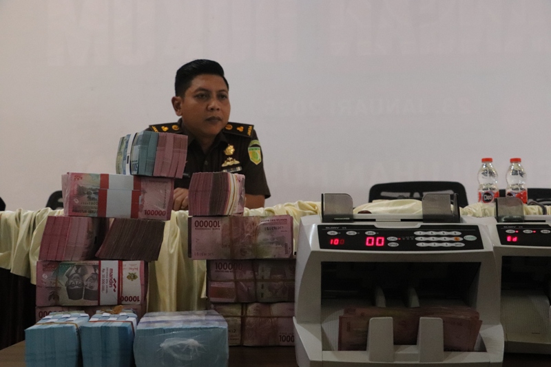 BANYAK: Lembaran uang senilai Rp 1,1 M hasil korupsi yang dikembalikan tersangka MM ke Kejari Kabupaten Blitar, Senin (23/6/2025).
