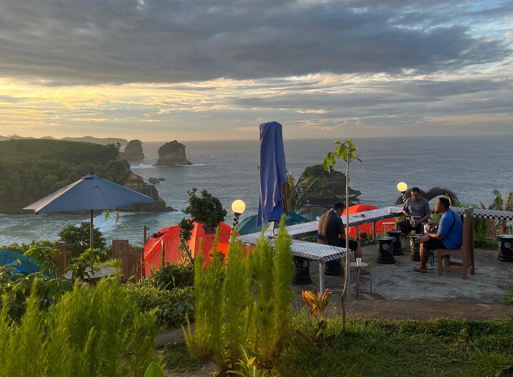 MEMIKAT: Pemandangan yang ditawarkan dari area Songgolangit Ocean View Camp, Desa Ngadipuro, Kecamatan Wonotirto.