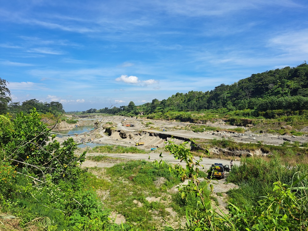 TERPANTAU: Kawasan pertambangan pasir di Desa Penataran, Kecamatan Nglegok, mulai sepi usai dilakukan razia oleh kepolisian beberapa waktu lalu.