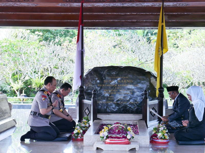 TENANG: Kapolri Listyo Sigit Prabowo berdoa di atas pusara makam Bung Karno, Rabu (25/6/2025).