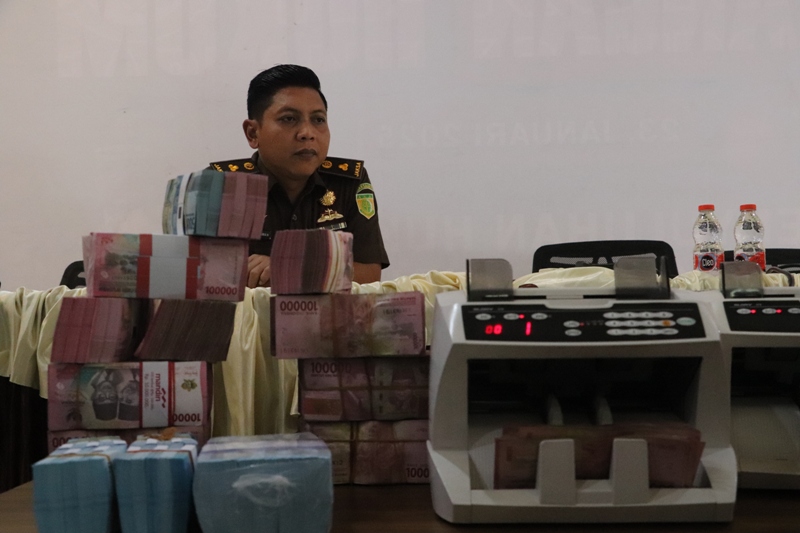 PENGGANTI KERUGIAN: Tumpukan uang senilai Rp 1,1 M dari MM yang dititipkan sebagai pengganti kerugian negara ke Kejari Kabupaten Blitar, Senin (23/6/2025).