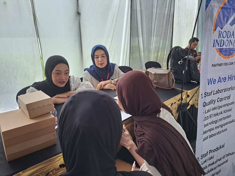 CARI KERJA: Masyarakat mendatangi bursa kerja yang dibuka Pemkab Blitar beberapa waktu lalu.