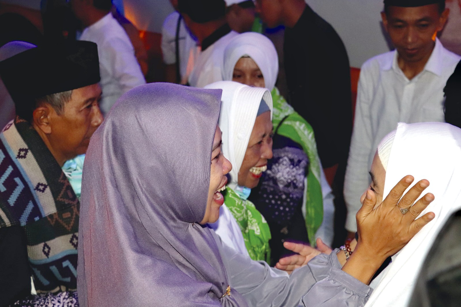 DISAMBUT SUKACITA: Anggota keluarga menyambut haru kedatangan jemaah haji dari kloter 46 di kantor Wali Kota Blitar, Rabu (25/6/2025).