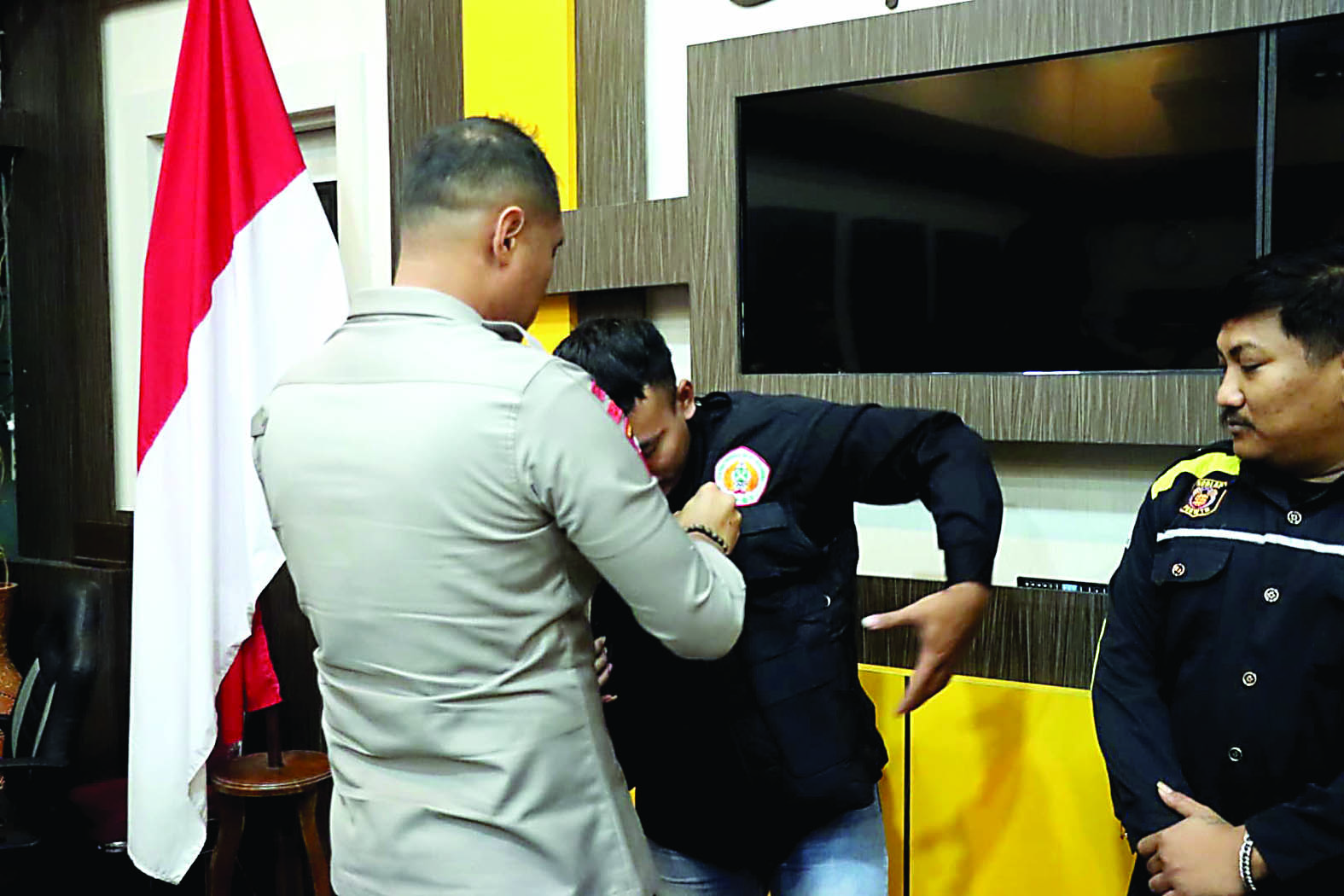 KAWAL KETAT: Polisi dan aparat gabungan lain siap mengamankan jalannya pengesahan warga perguruan silat dengan maksimal.