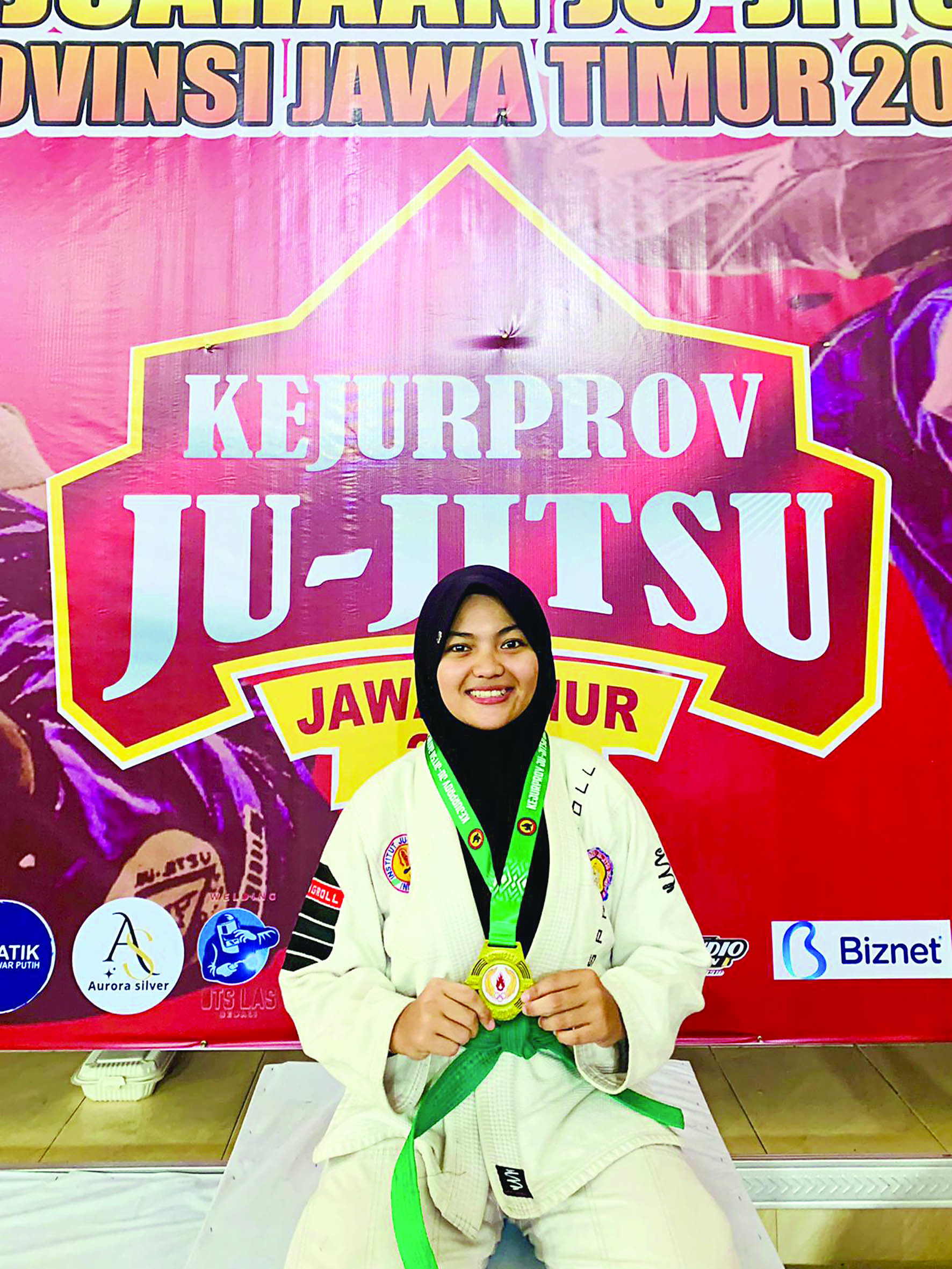 GIGIH: Izza Najwa Porbosari menunjukkan medali usai juara pada Kejurprov Jujitsu Jawa Timur 2023 lalu.