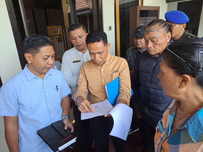 Warga Desa Sidorejo, Kecamatan Doko saat melaporkan dugaan penyelewengan hak guna usaha (HGU) sebuah perusahaan perkebunan kepada Kejari Kabupaten Blitar pada Rabu (25/6/2025).